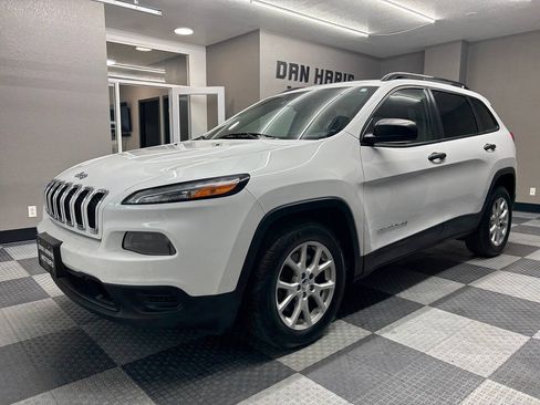 Used 2016 Jeep Cherokee Sport FWD image 2
