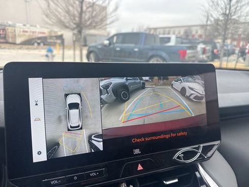 Used 2024 Toyota Venza Limited image 13