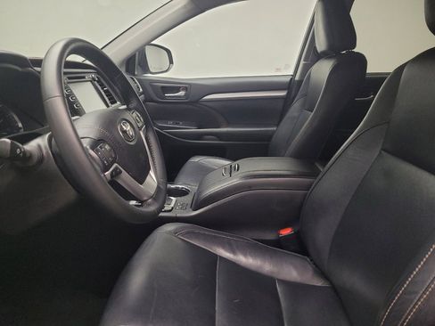 Used 2018 Toyota Highlander XLE image 17