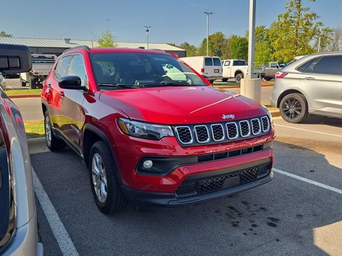 Used 2025 Jeep Compass Latitude AWD/4WD image 4
