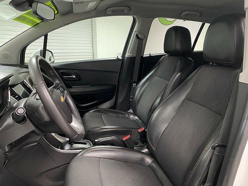 Used 2020 Chevrolet Trax LT w/ LT Convenience Package image 9