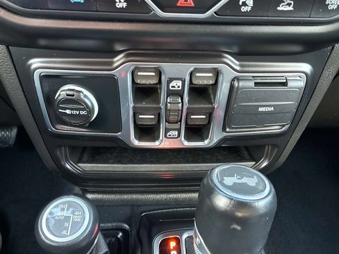 Used 2021 Jeep Wrangler Unlimited Sahara w/ Cold Weather Group AWD/4WD image 33