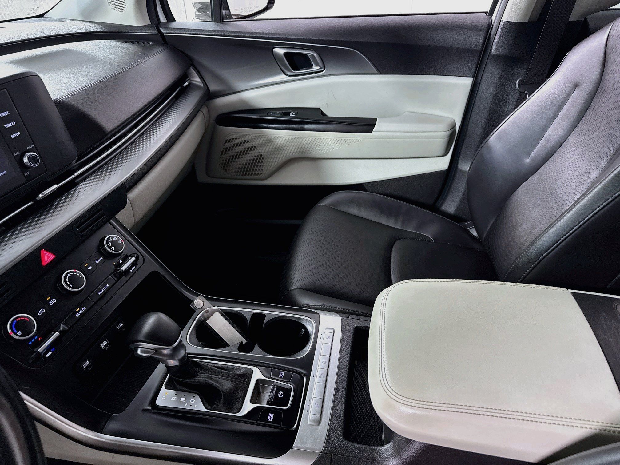 Used 2022 Kia Carnival LX FWD image 25