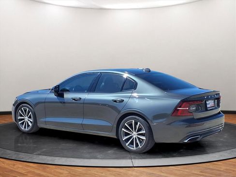Used 2021 Volvo S60 T5 Momentum image 3