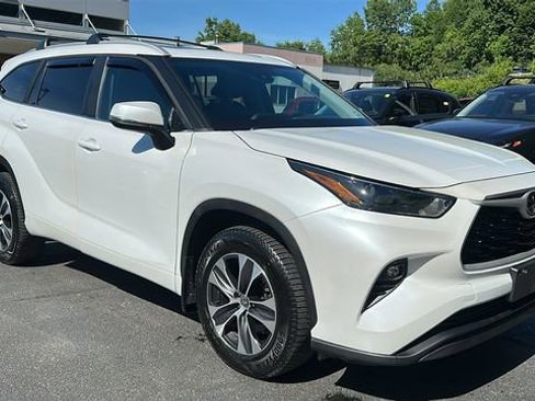Used 2023 Toyota Highlander XLE AWD/4WD image 3