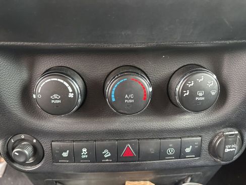 Used 2013 Jeep Wrangler Unlimited Sahara w/ Connectivity Group AWD/4WD image 38