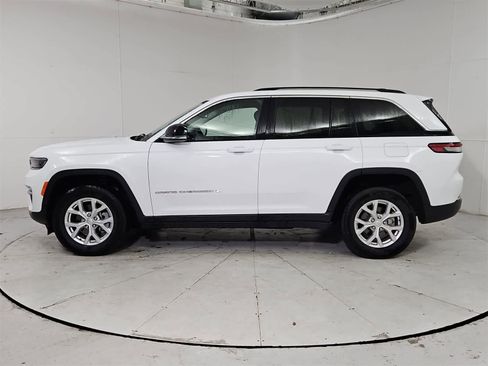 Used 2023 Jeep Grand Cherokee Limited image 3