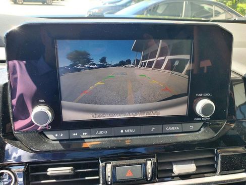 Used 2022 Nissan Pathfinder SV AWD/4WD image 11