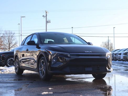 New 2025 Kia K4 LXS image 1