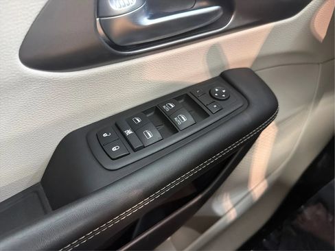 Used 2024 Chrysler Pacifica Touring-L FWD image 39