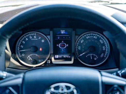 Used 2018 Toyota Tacoma TRD Off-Road AWD/4WD image 16