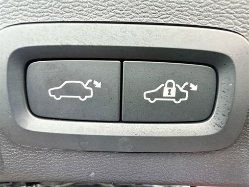 Used 2024 Volvo XC40 B5 Plus image 30