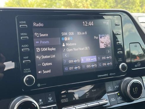Used 2020 Toyota Highlander LE FWD image 30