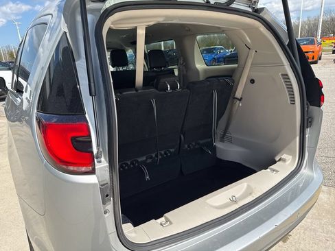 Used 2024 Chrysler Pacifica Touring-L FWD image 20