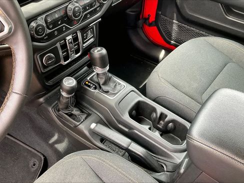 Used 2025 Jeep Wrangler Unlimited Sahara AWD/4WD image 15