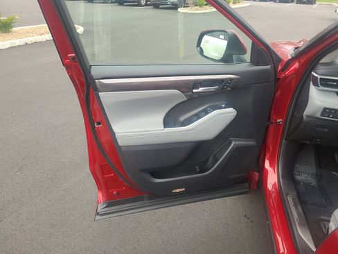 Certified 2025 Toyota Highlander Platinum image 14