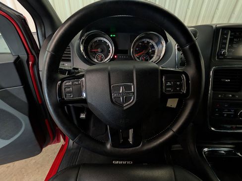 Used 2016 Dodge Grand Caravan SXT FWD image 18