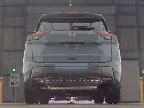Used 2025 Nissan Rogue SL AWD/4WD image 8