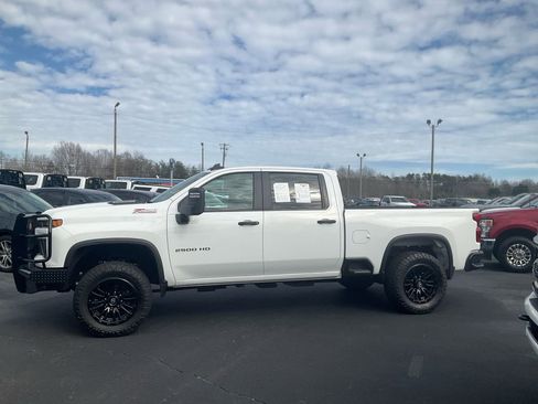 Used 2024 Chevrolet Silverado 2500 Custom w/ Custom Value Package image 8