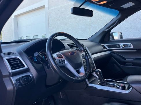 Used 2014 Ford Explorer XLT w/ Equipment Group 202A AWD/4WD image 9