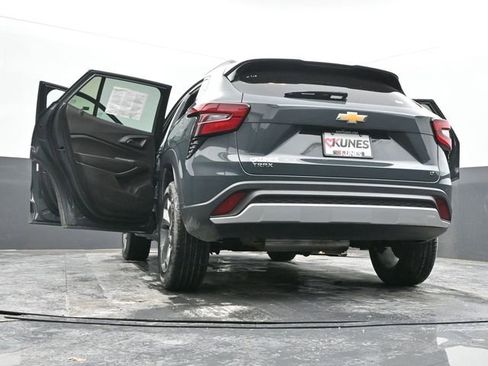 Used 2025 Chevrolet Trax LT image 70