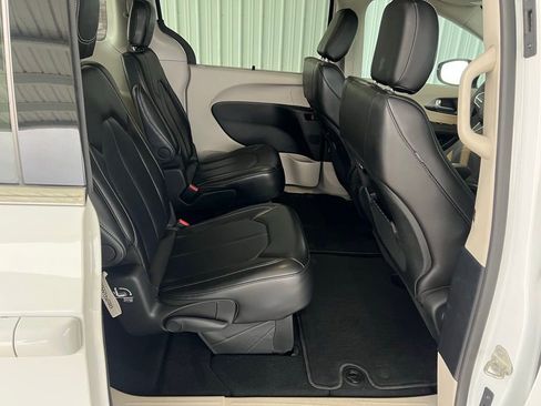 Used 2024 Chrysler Pacifica Touring-L image 22