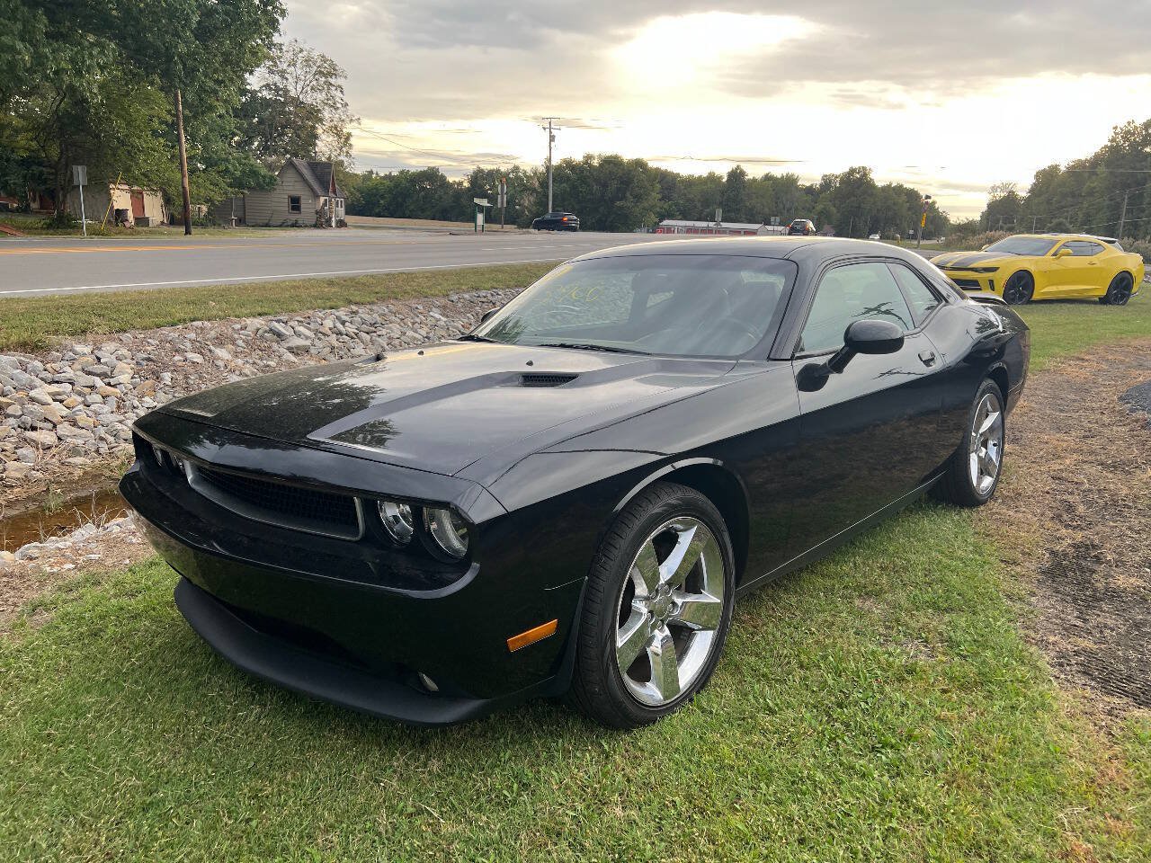 Used 2011 Dodge Challenger RWD image 1