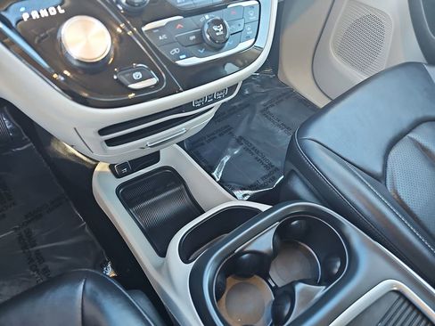 Used 2024 Chrysler Pacifica Touring-L image 25