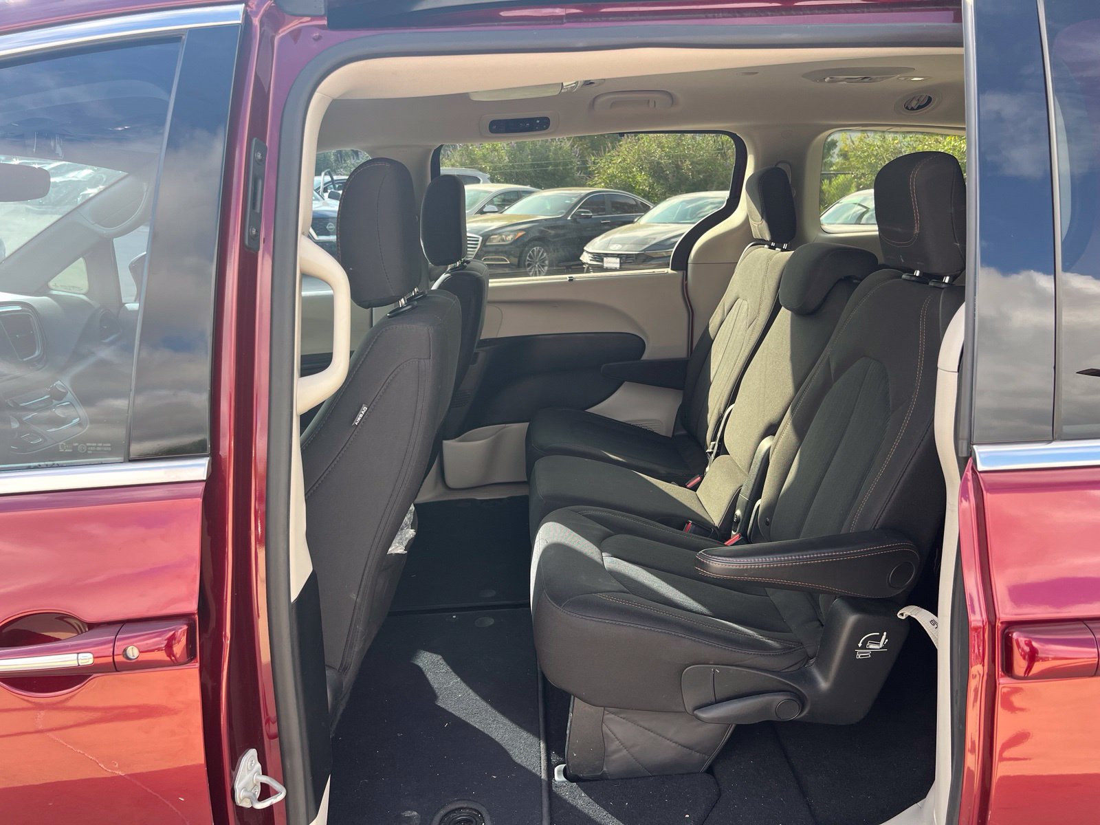 Used 2018 Chrysler Pacifica Touring Plus w/ Tire & Wheel Group FWD image 19
