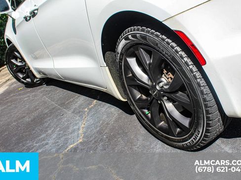 Used 2019 Chrysler Pacifica Touring Plus w/ S Appearance Package FWD image 13