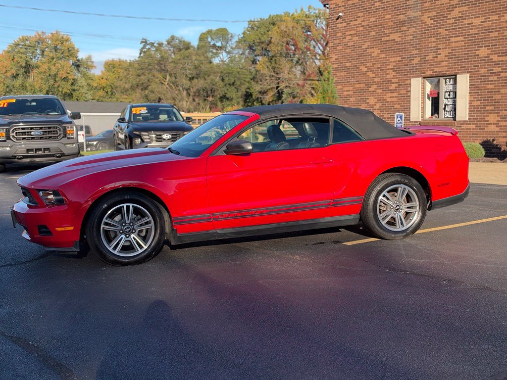 Used 2010 Ford Mustang Convertible RWD image 3