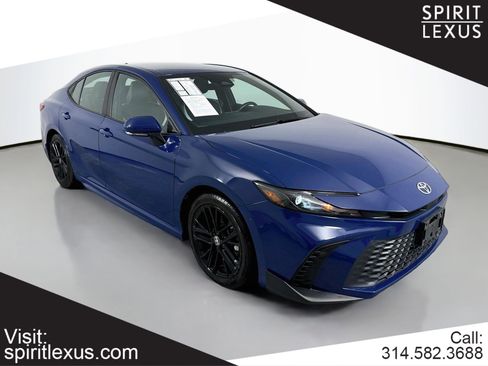 Used 2025 Toyota Camry SE FWD image 1