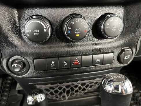 Used 2012 Jeep Wrangler Unlimited Sahara w/ Connectivity Group image 8