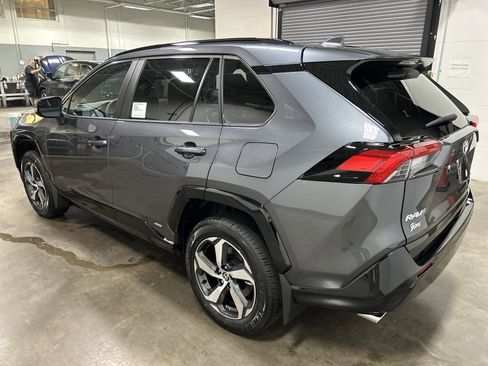 New 2025 Toyota RAV4 SE image 5