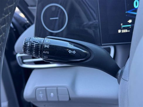 Used 2025 Hyundai Elantra SEL image 23