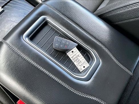 Used 2023 GMC Yukon Denali AWD/4WD image 9