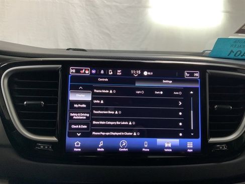 Used 2023 Chrysler Pacifica Touring-L image 34