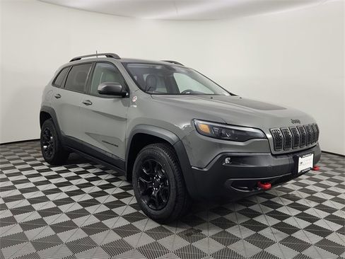 Used 2019 Jeep Cherokee Trailhawk w/ Cold Weather Group image 6