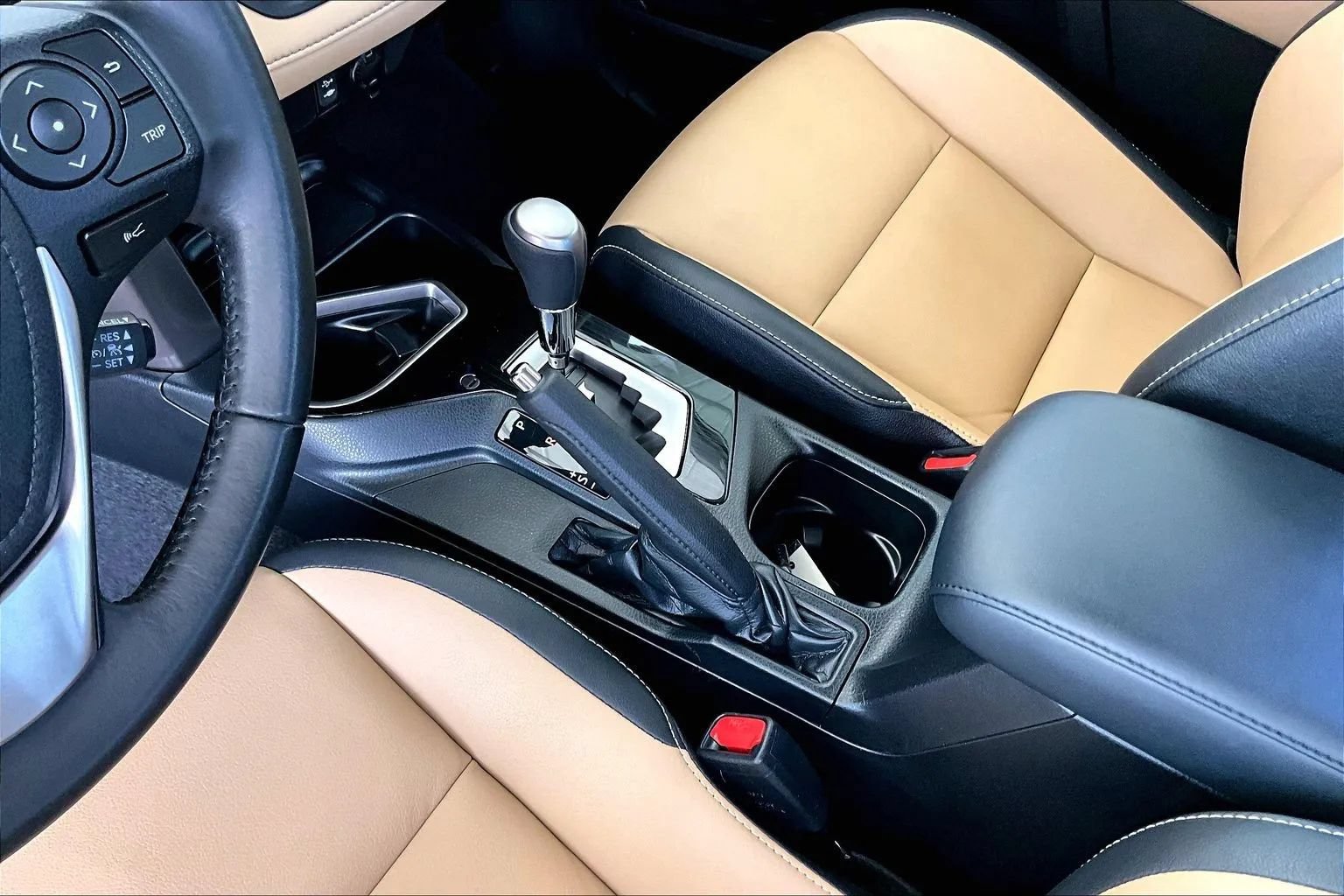 Used 2018 Toyota RAV4 Limited FWD image 15