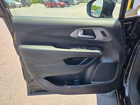 Used 2025 Chrysler Pacifica Select FWD image 11