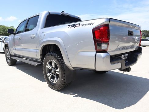 Used 2018 Toyota Tacoma TRD Sport image 4