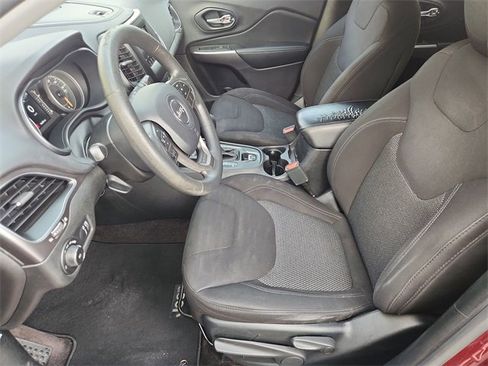 Used 2019 Jeep Cherokee Latitude w/ Popular Appearance Group image 17