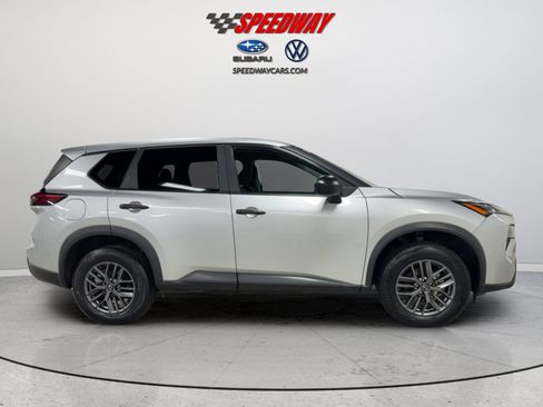Used 2024 Nissan Rogue S FWD image 4