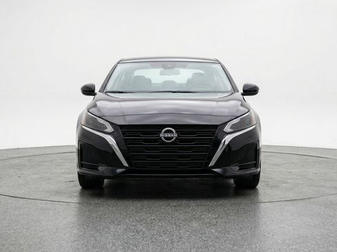 Used 2025 Nissan Altima 2.5 SV FWD image 2