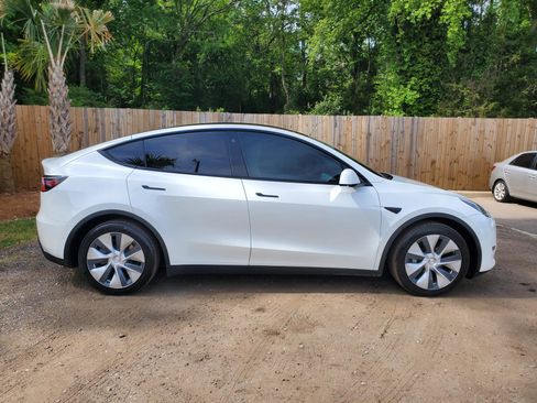 Used 2021 Tesla Model Y Long Range image 16