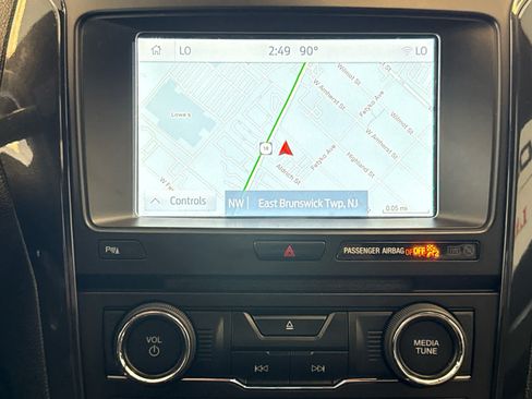 Used 2018 Ford Explorer XLT w/ Equipment Group 202A AWD/4WD image 16