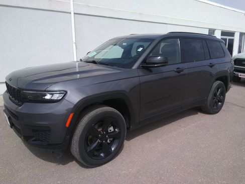 Used 2023 Jeep Grand Cherokee L Laredo image 2