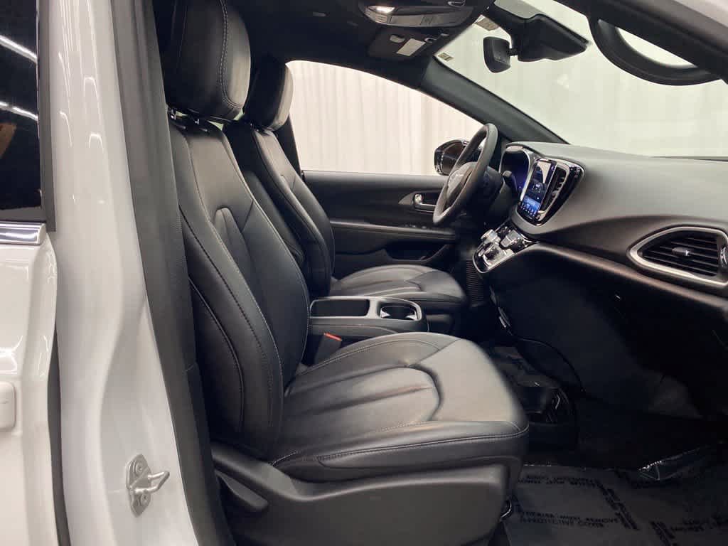 Used 2025 Chrysler Pacifica Select FWD image 17