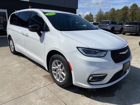 Used 2025 Chrysler Pacifica Select image 1