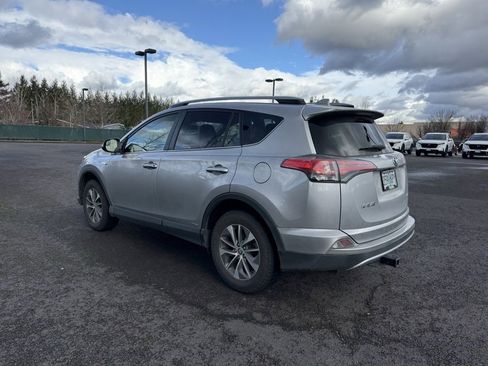 Used 2018 Toyota RAV4 LE image 5